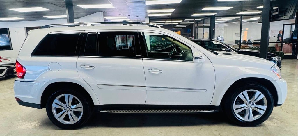 Mercedes-Benz GL-Class Vehicle Full-screen Gallery Image 04