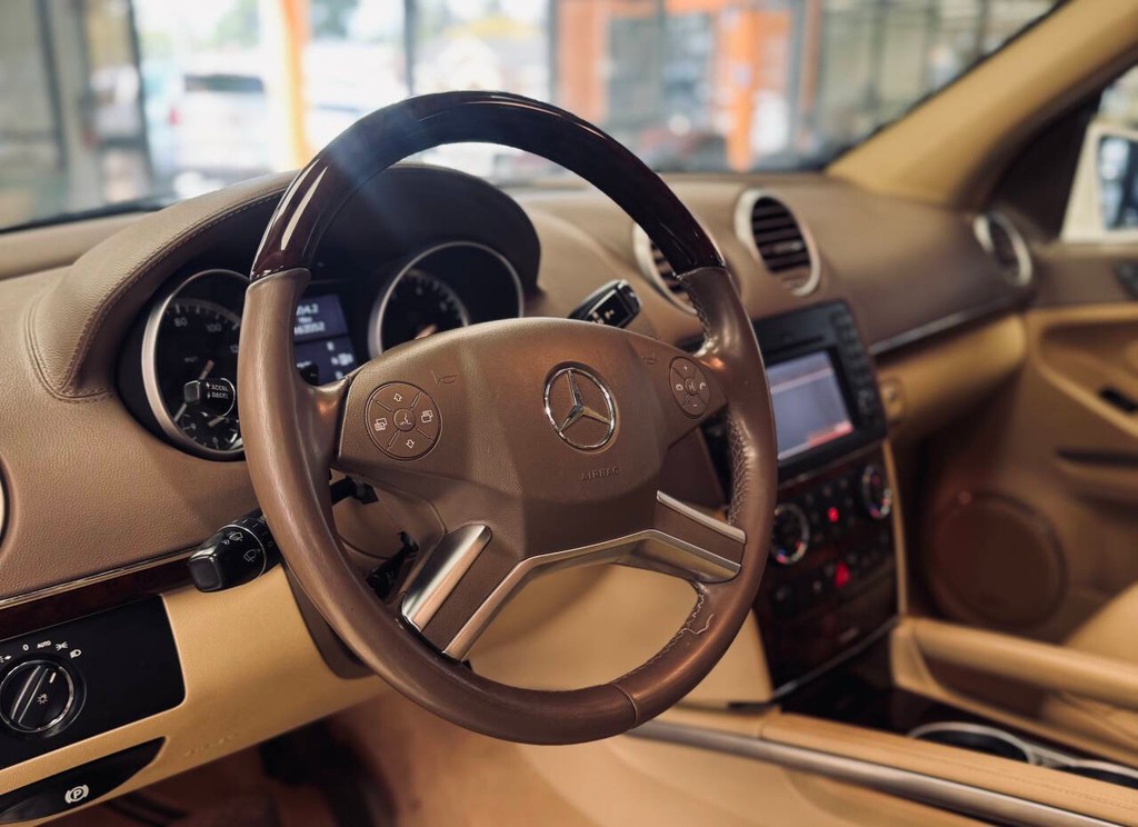 Mercedes-Benz GL-Class Vehicle Full-screen Gallery Image 09