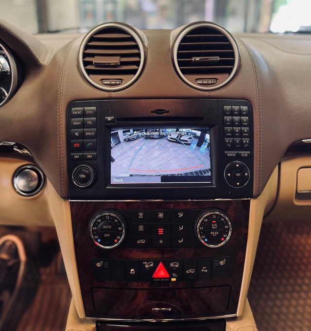 Mercedes-Benz GL-Class Vehicle Full-screen Gallery Image 10