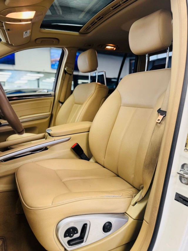 Mercedes-Benz GL-Class Vehicle Full-screen Gallery Image 11