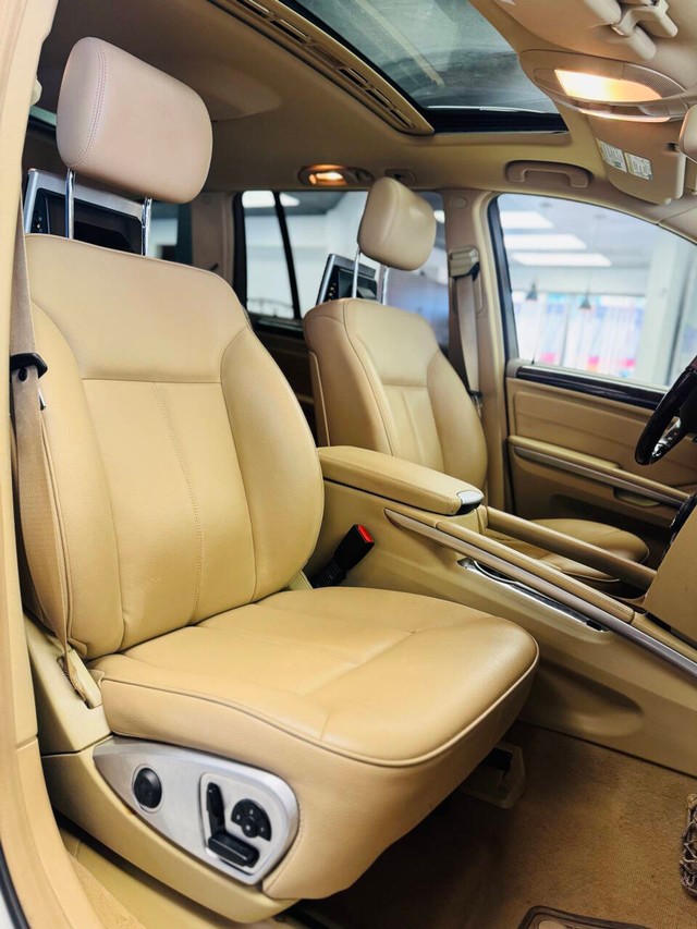 Mercedes-Benz GL-Class Vehicle Full-screen Gallery Image 12