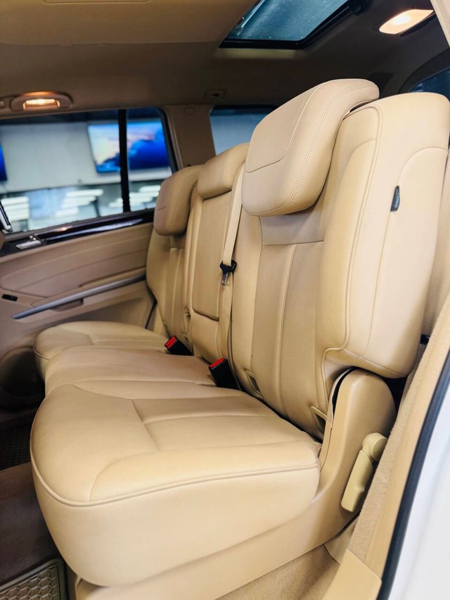 Mercedes-Benz GL-Class Vehicle Full-screen Gallery Image 13