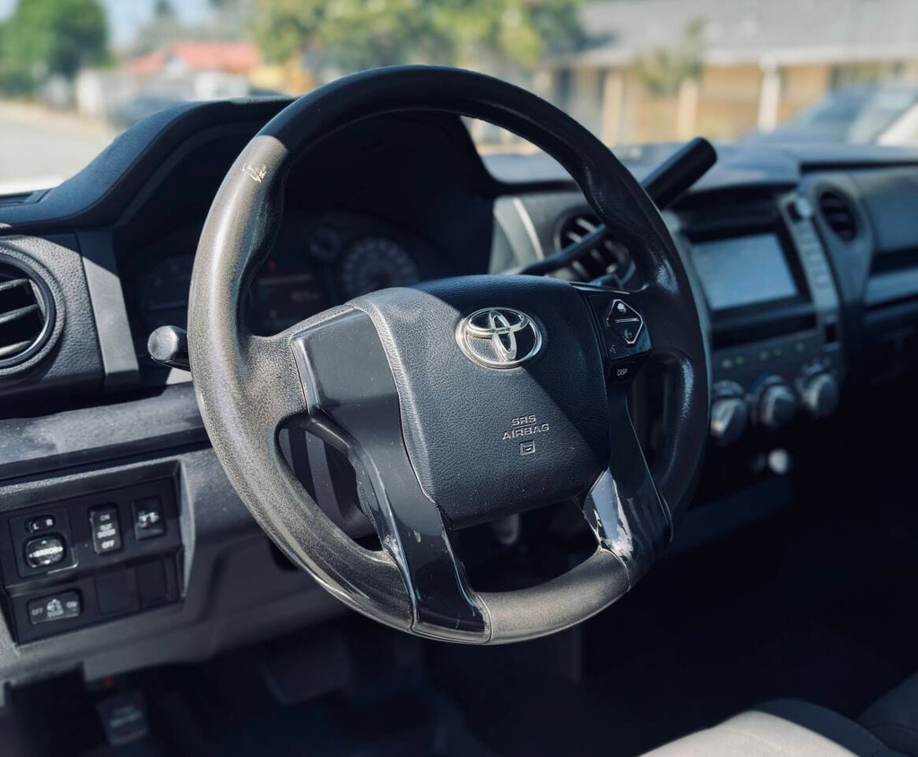 Toyota Tundra 4WD Vehicle Full-screen Gallery Image 10