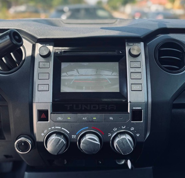 Toyota Tundra 4WD Vehicle Full-screen Gallery Image 11