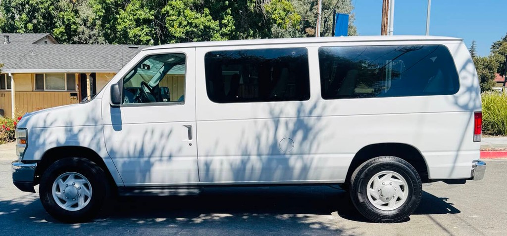 Ford E-Series Vehicle Full-screen Gallery Image 07