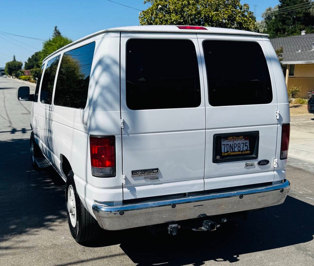 Ford E-Series Vehicle Full-screen Gallery Image 08