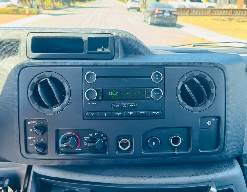 Ford E-Series Vehicle Full-screen Gallery Image 17