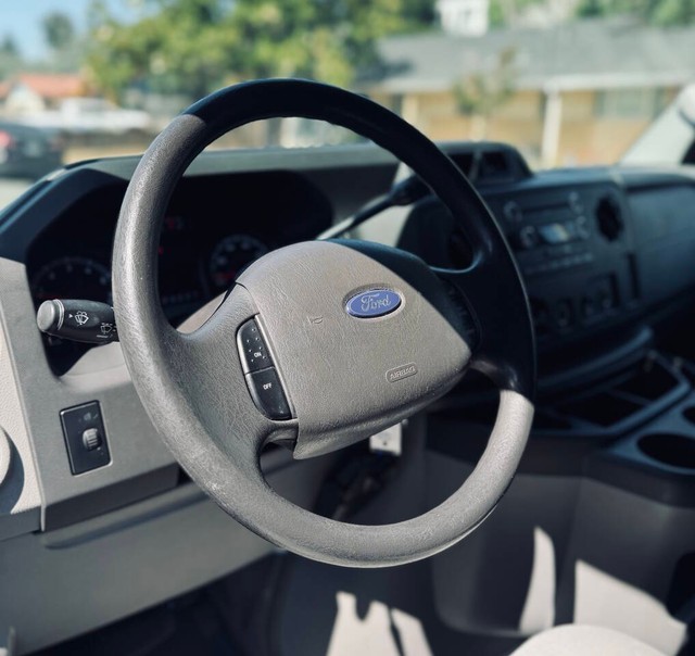 Ford E-Series Vehicle Full-screen Gallery Image 12