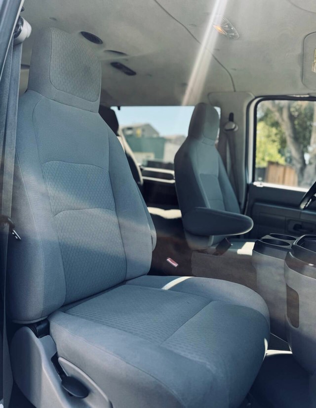 Ford E-Series Vehicle Full-screen Gallery Image 15