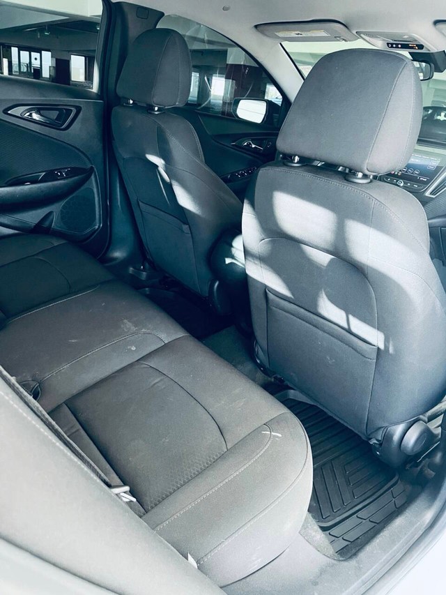 Chevrolet Malibu Vehicle Full-screen Gallery Image 12