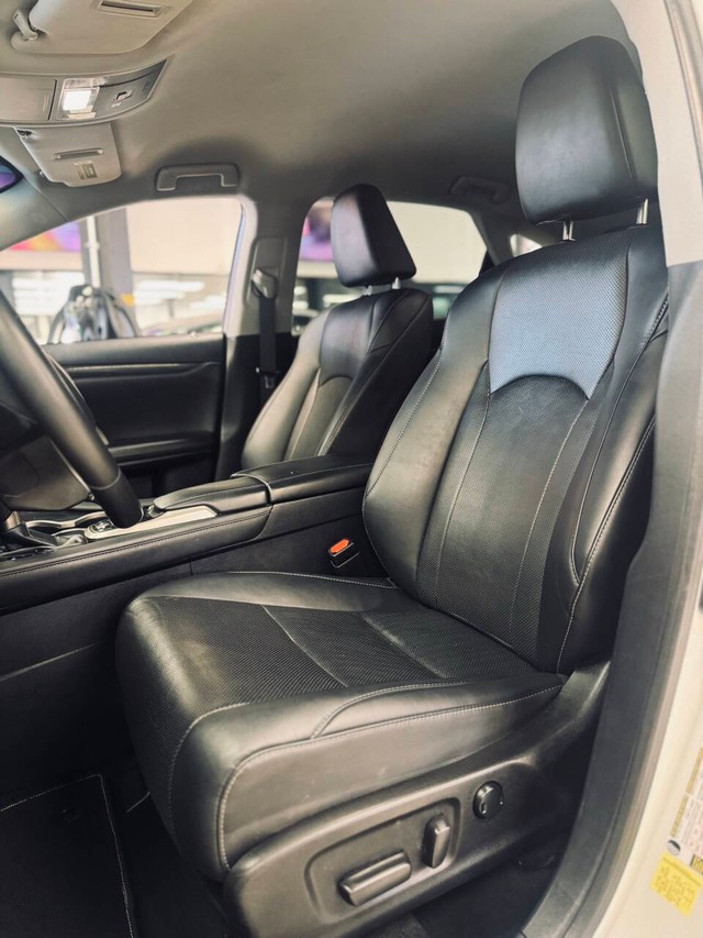 Lexus RX 350 Vehicle Full-screen Gallery Image 13