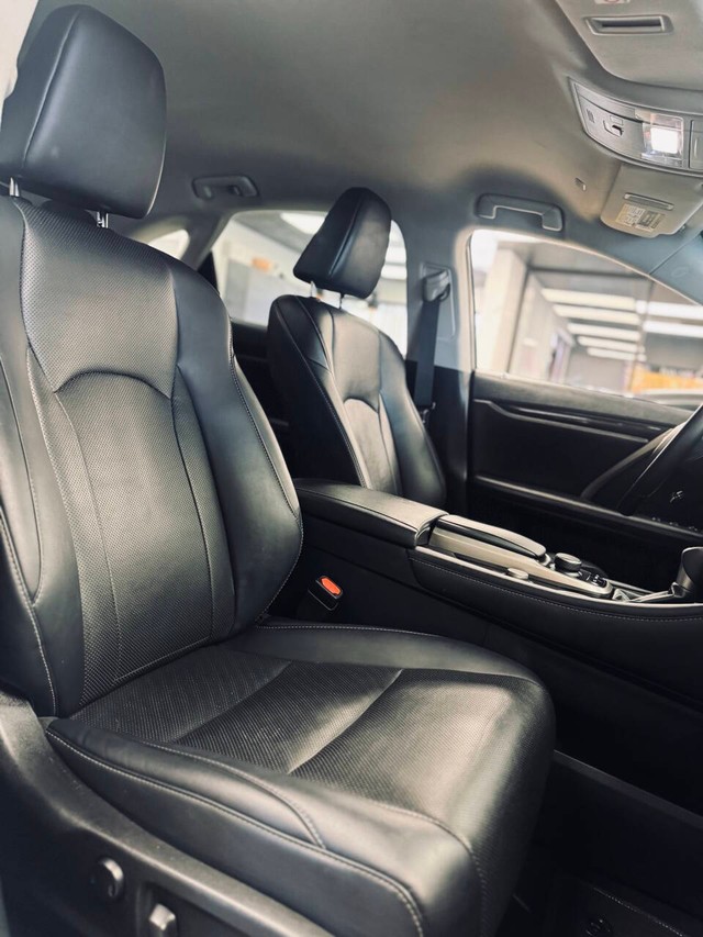 Lexus RX 350 Vehicle Full-screen Gallery Image 14