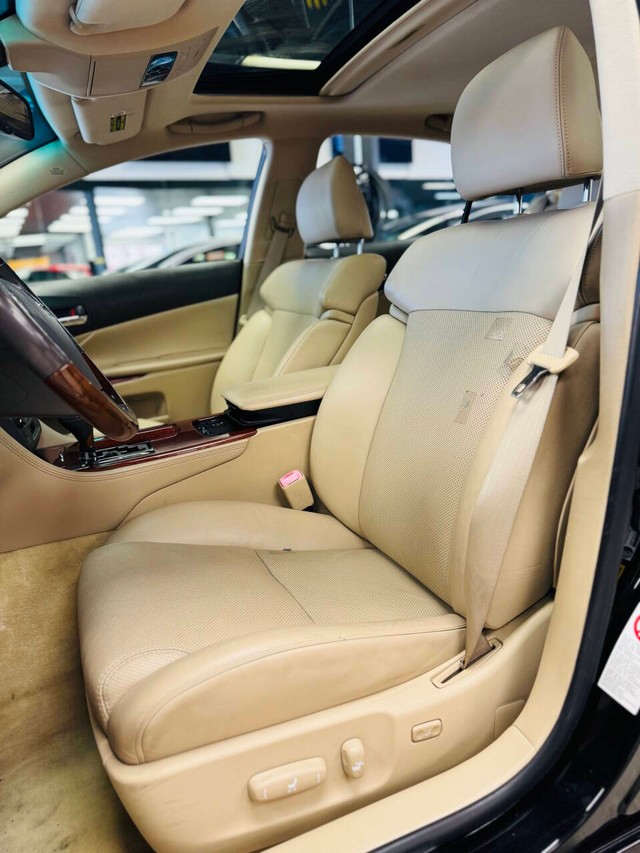 Lexus GS 300 Vehicle Full-screen Gallery Image 14