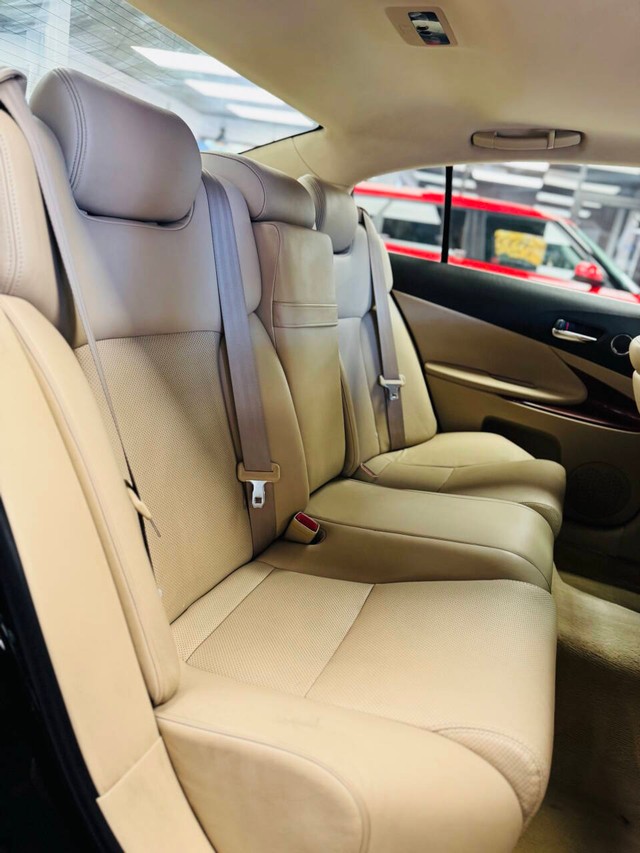 Lexus GS 300 Vehicle Full-screen Gallery Image 15
