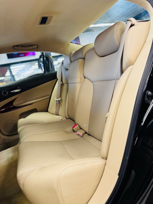 Lexus GS 300 Vehicle Full-screen Gallery Image 16