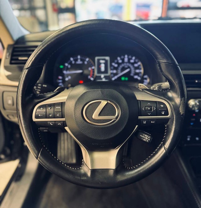 Lexus GS 200t Vehicle Full-screen Gallery Image 08