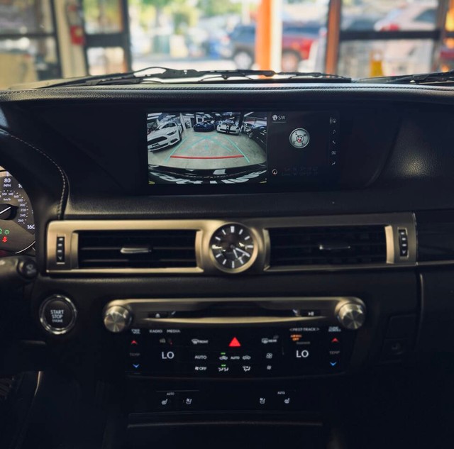 Lexus GS 200t Vehicle Full-screen Gallery Image 11