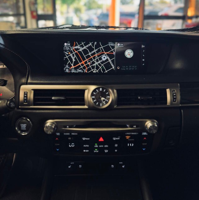 Lexus GS 200t Vehicle Full-screen Gallery Image 12