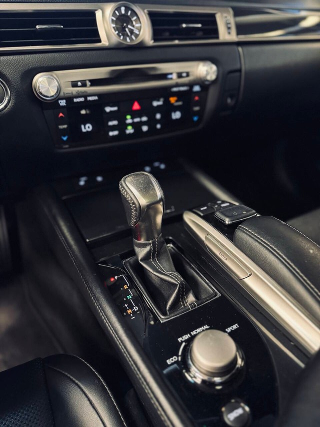 Lexus GS 200t Vehicle Full-screen Gallery Image 13