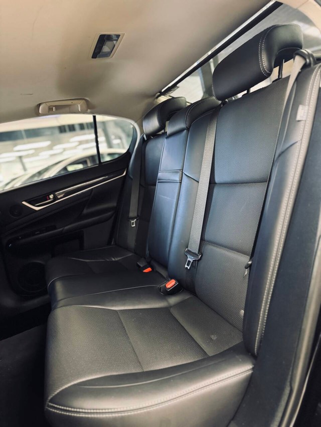 Lexus GS 200t Vehicle Full-screen Gallery Image 16