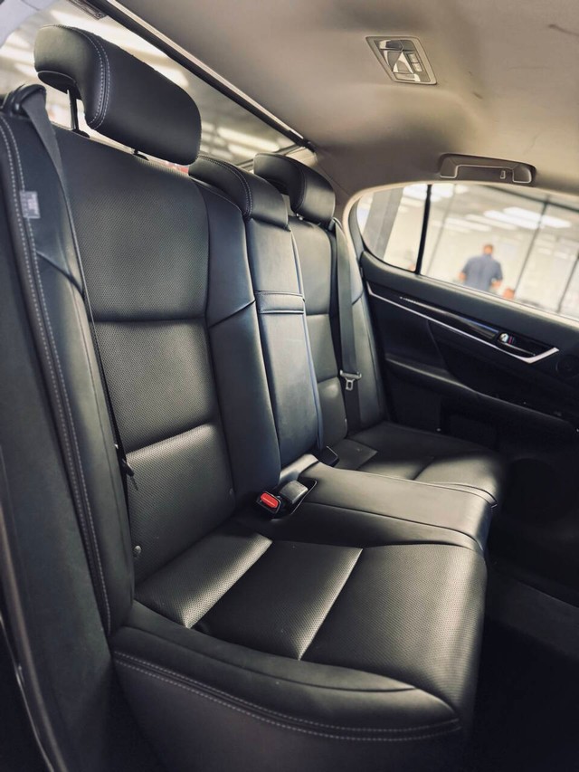 Lexus GS 200t Vehicle Full-screen Gallery Image 17