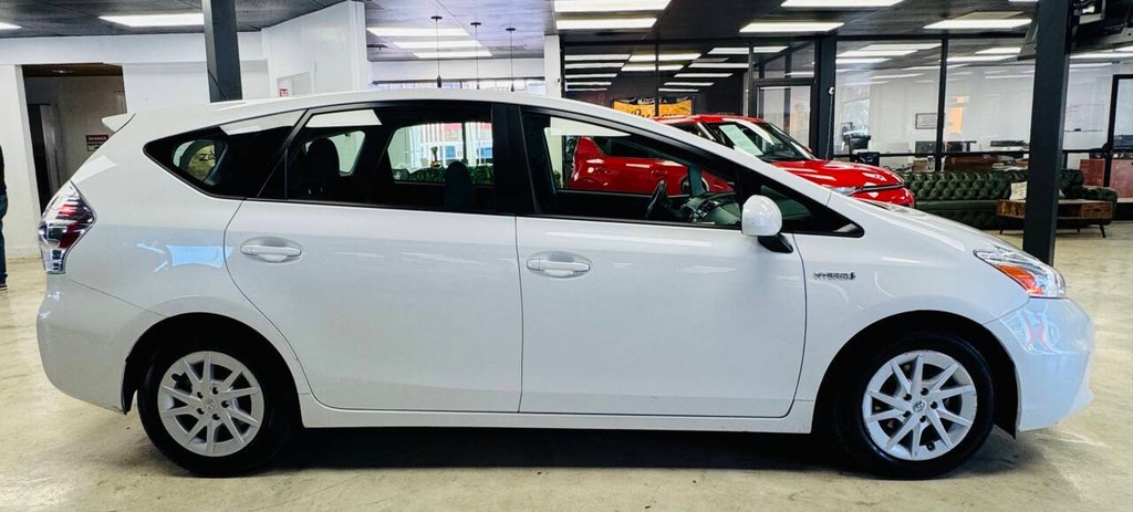 Toyota Prius v Vehicle Full-screen Gallery Image 05