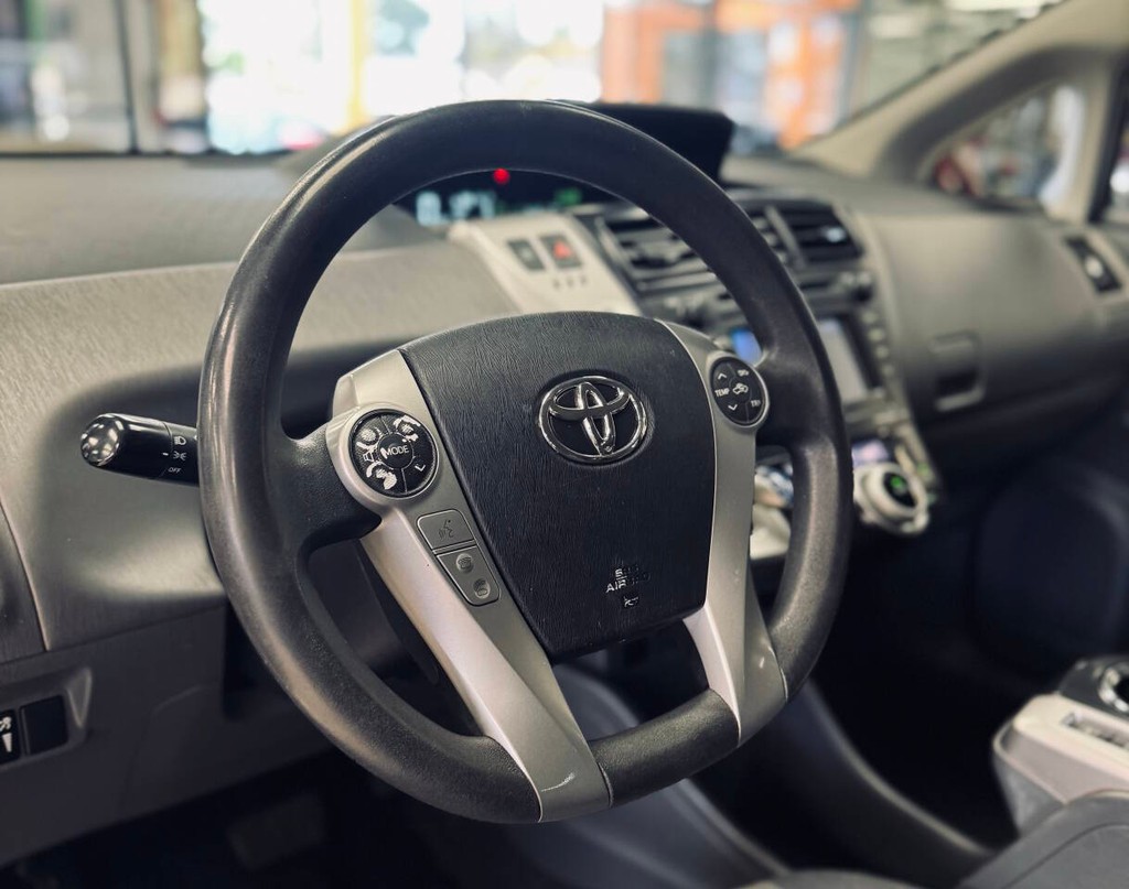 Toyota Prius v Vehicle Full-screen Gallery Image 10