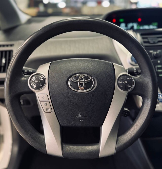 Toyota Prius v Vehicle Full-screen Gallery Image 09