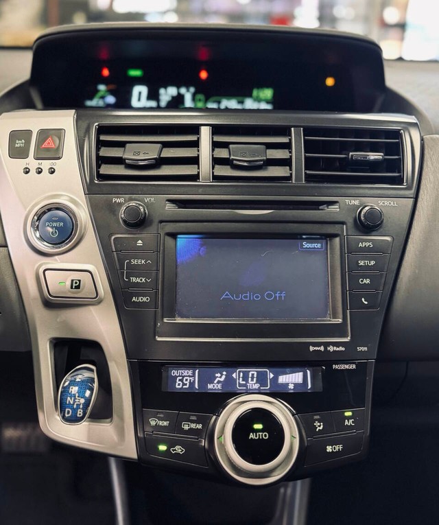 Toyota Prius v Vehicle Full-screen Gallery Image 11