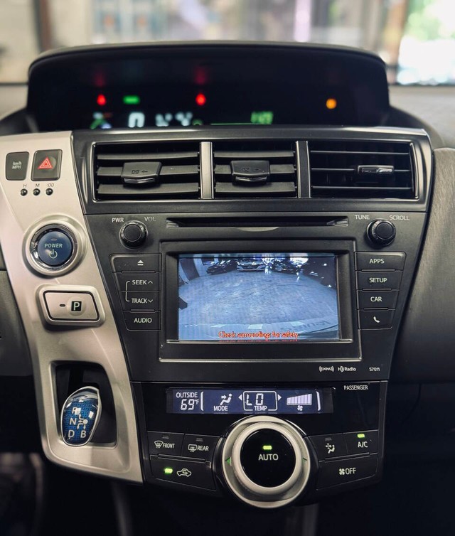 Toyota Prius v Vehicle Full-screen Gallery Image 12