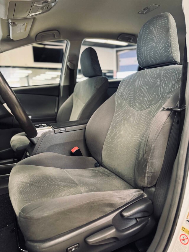 Toyota Prius v Vehicle Full-screen Gallery Image 13