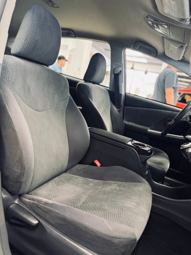 Toyota Prius v Vehicle Full-screen Gallery Image 14