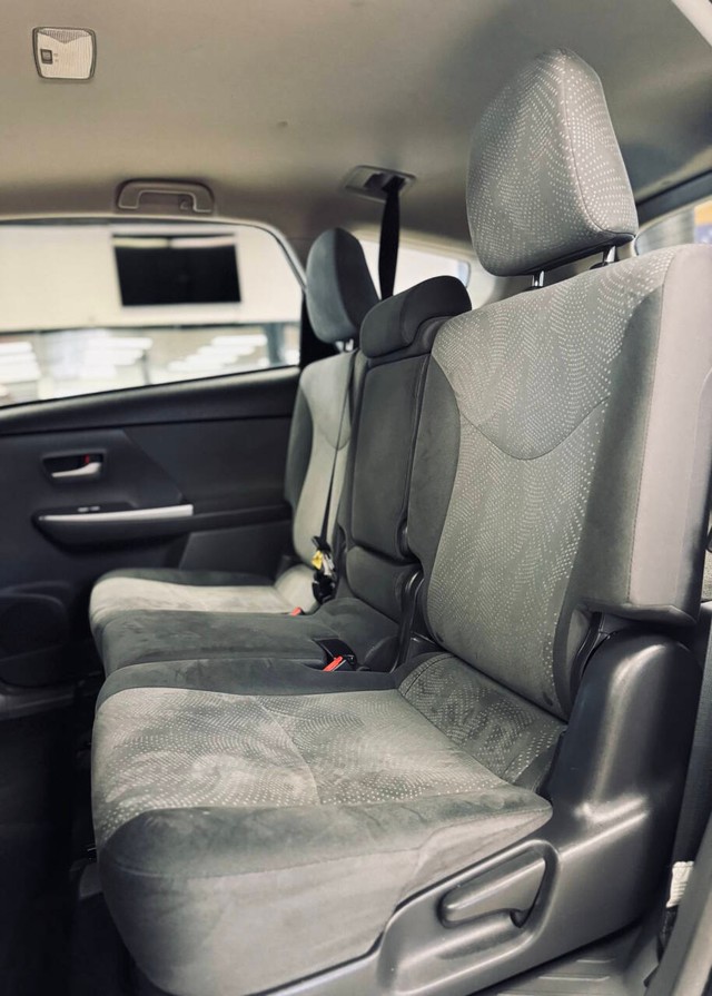 Toyota Prius v Vehicle Full-screen Gallery Image 15