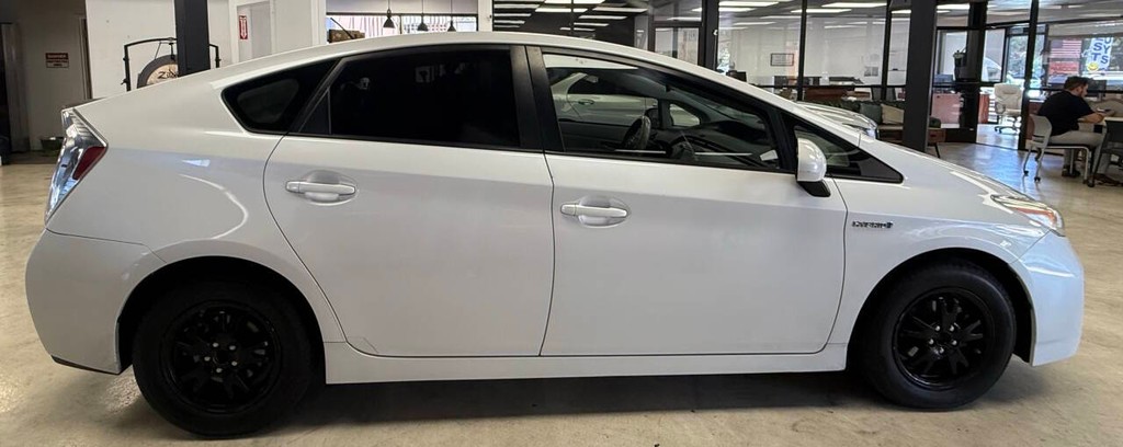 Toyota Prius Vehicle Full-screen Gallery Image 08