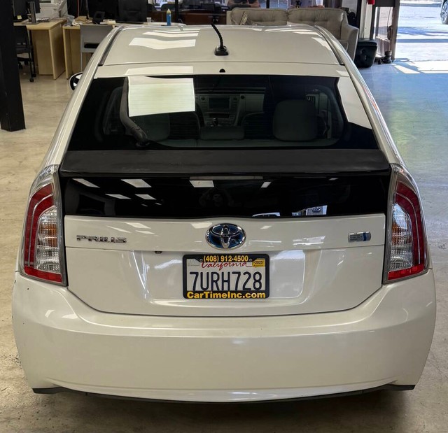 Toyota Prius Vehicle Full-screen Gallery Image 11