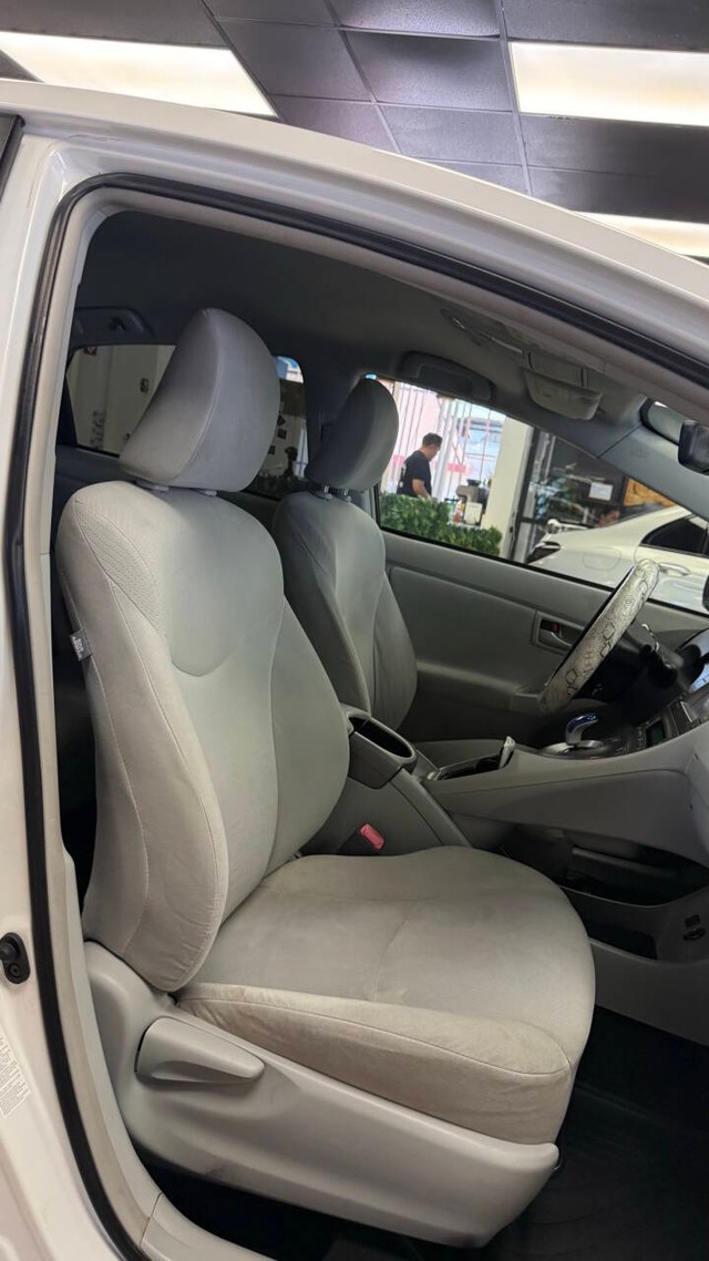 Toyota Prius Vehicle Full-screen Gallery Image 17