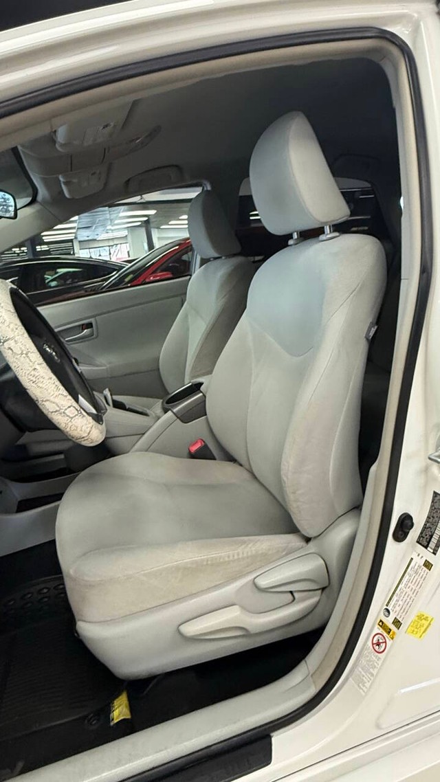 Toyota Prius Vehicle Full-screen Gallery Image 20