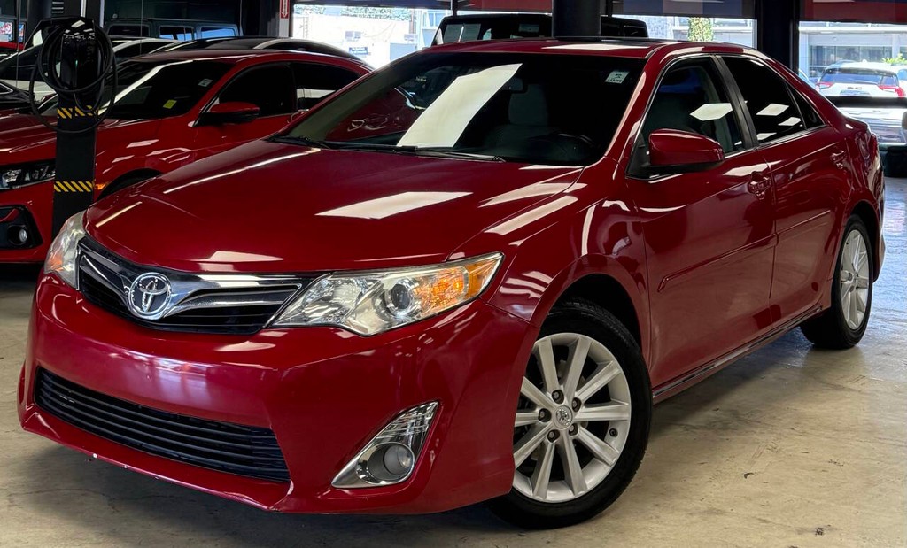 Toyota Camry Vehicle Full-screen Gallery Image 02