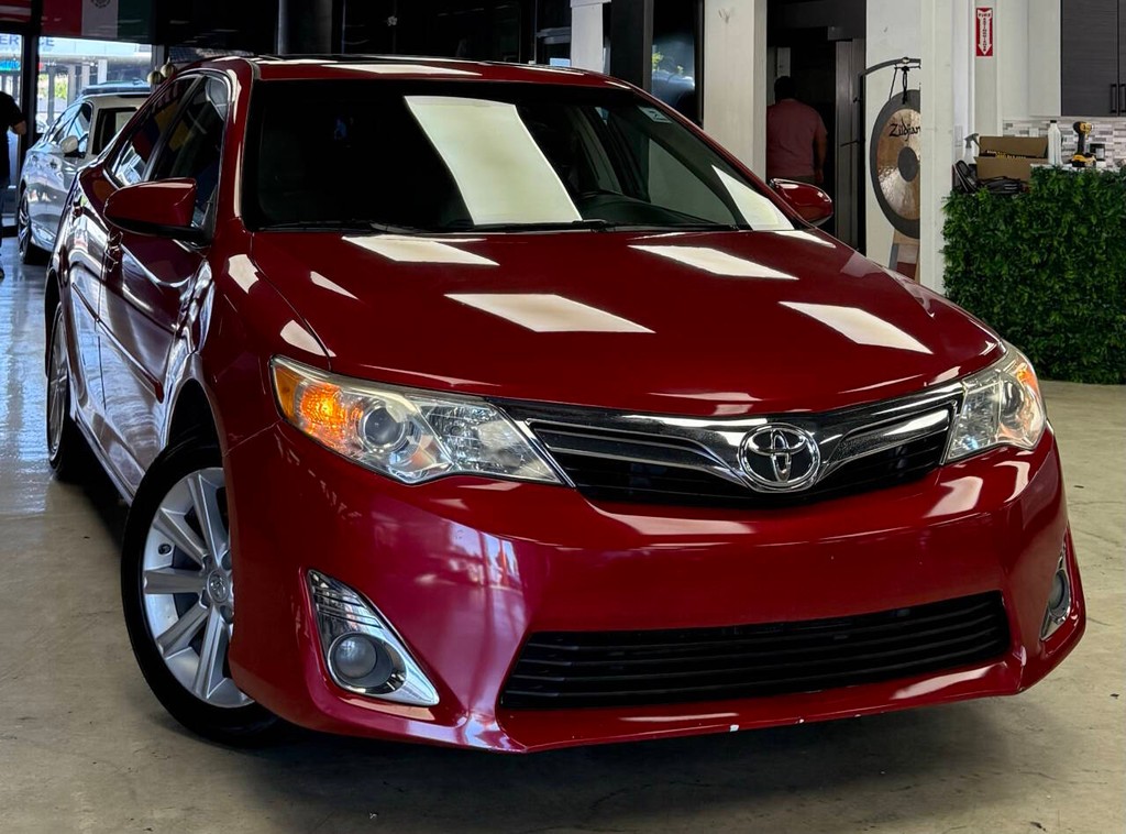 Toyota Camry Vehicle Full-screen Gallery Image 03