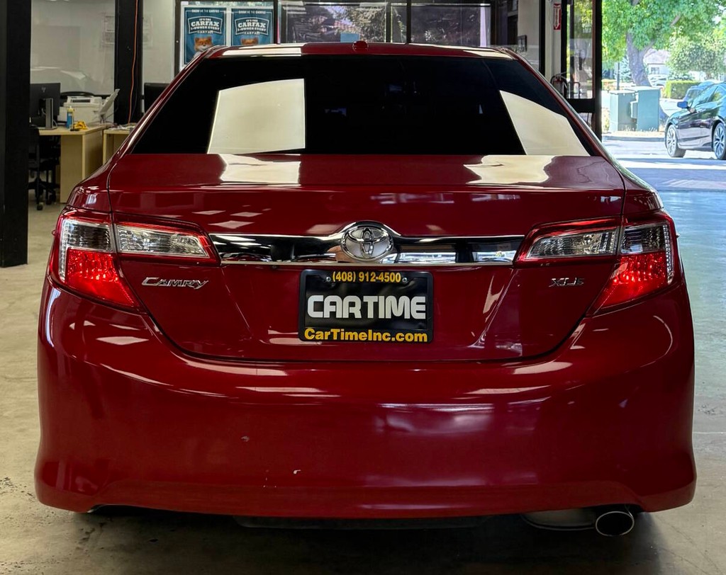 Toyota Camry Vehicle Full-screen Gallery Image 10