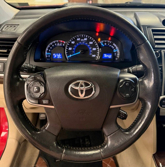 Toyota Camry Vehicle Full-screen Gallery Image 14