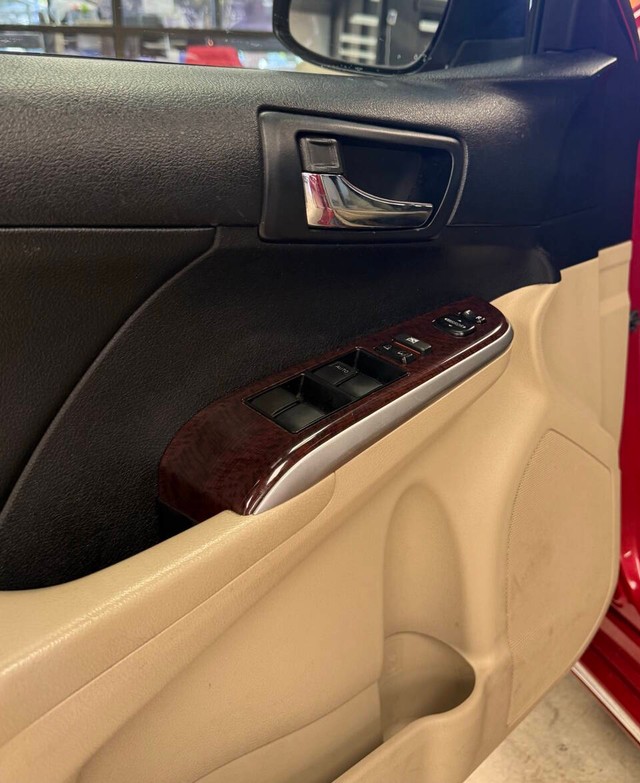 Toyota Camry Vehicle Full-screen Gallery Image 16