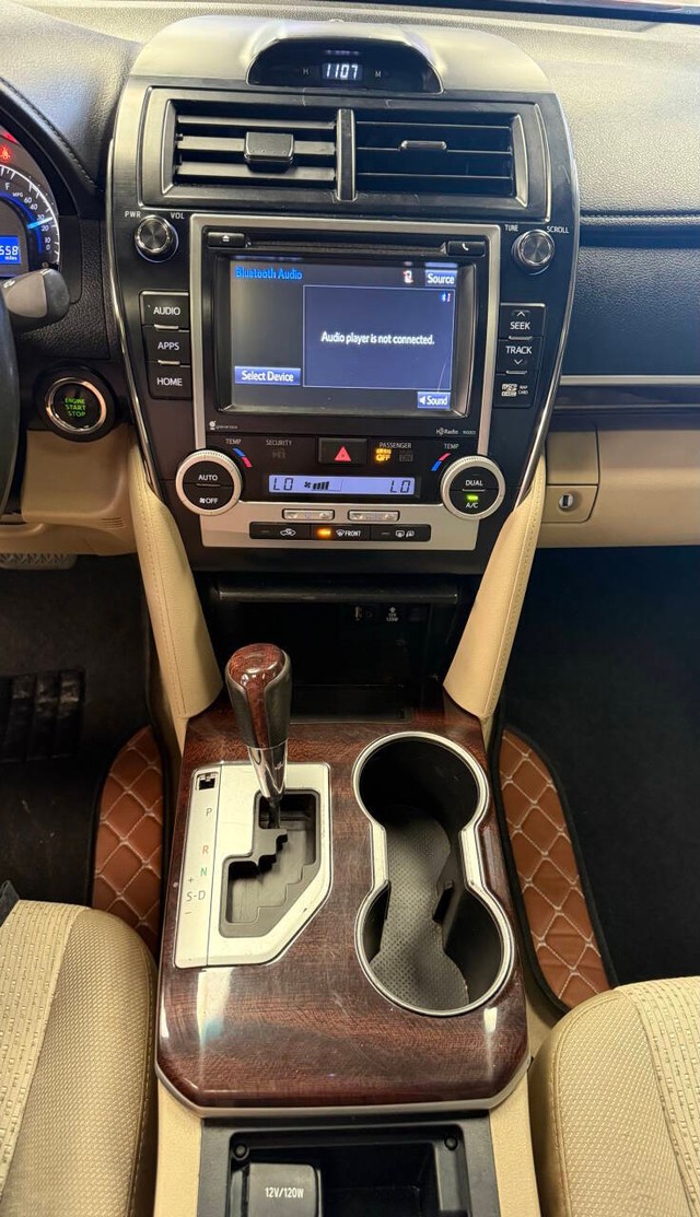 Toyota Camry Vehicle Full-screen Gallery Image 17