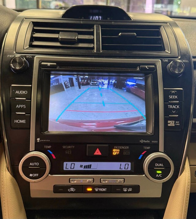 Toyota Camry Vehicle Full-screen Gallery Image 18