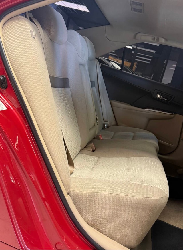 Toyota Camry Vehicle Full-screen Gallery Image 20