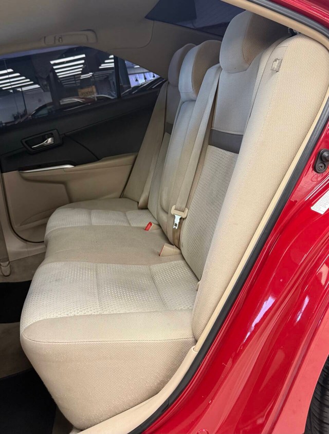 Toyota Camry Vehicle Full-screen Gallery Image 21