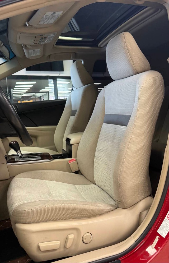 Toyota Camry Vehicle Full-screen Gallery Image 22