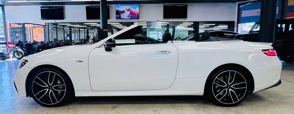 Mercedes-Benz E-Class Vehicle Full-screen Gallery Image 02