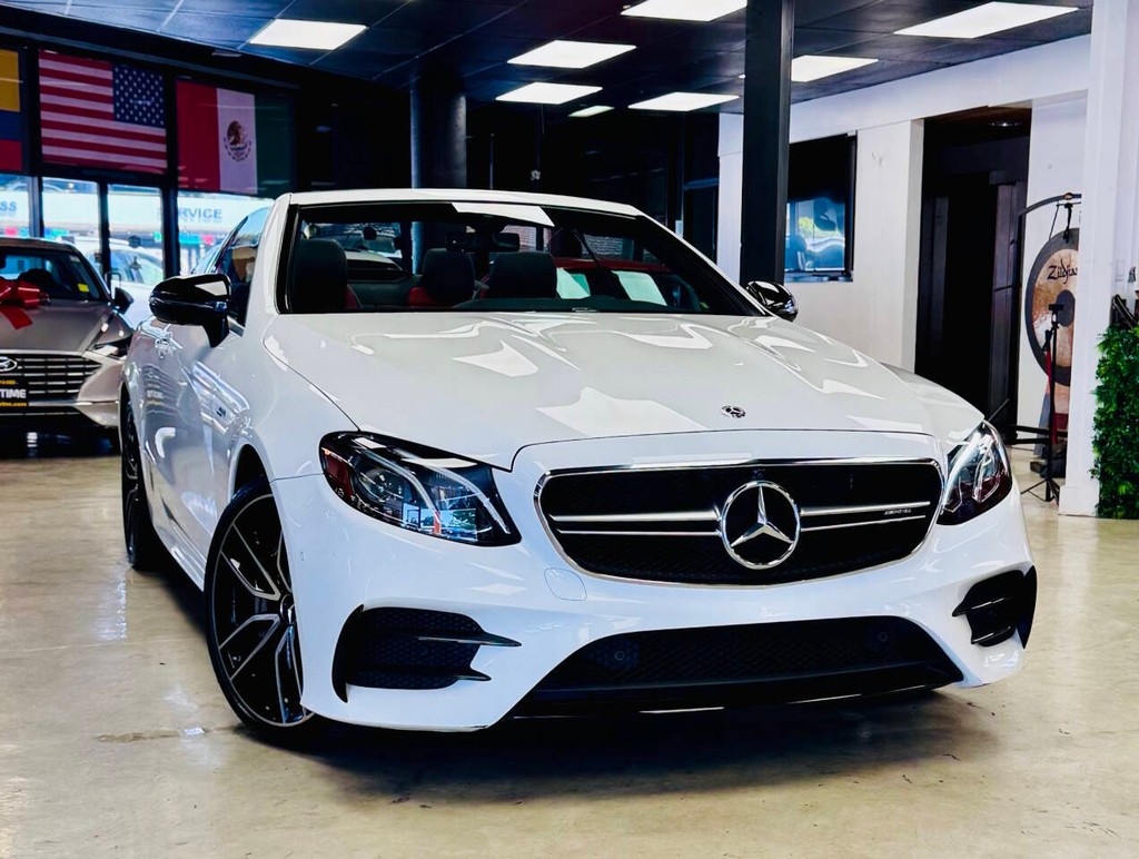 Mercedes-Benz E-Class Vehicle Full-screen Gallery Image 05