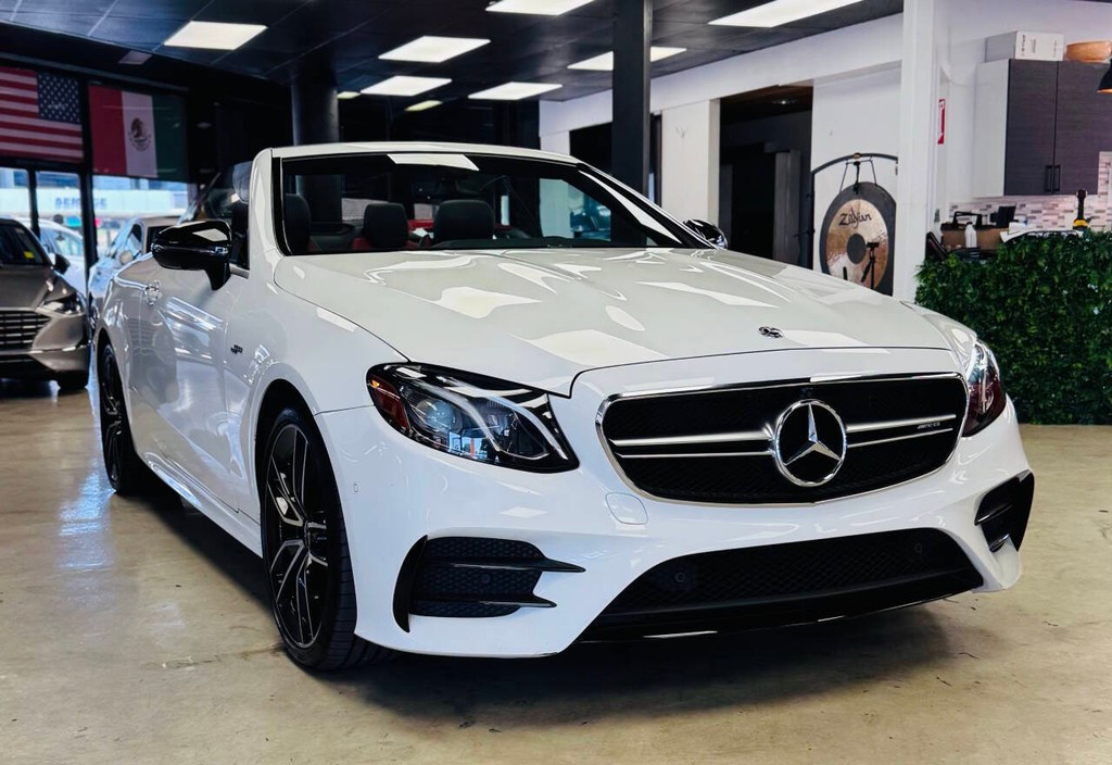 Mercedes-Benz E-Class Vehicle Full-screen Gallery Image 09